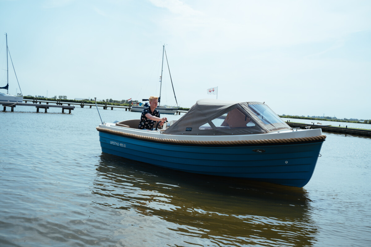 Lifestyle 495 Comfort, blauwe boot vaart in haven