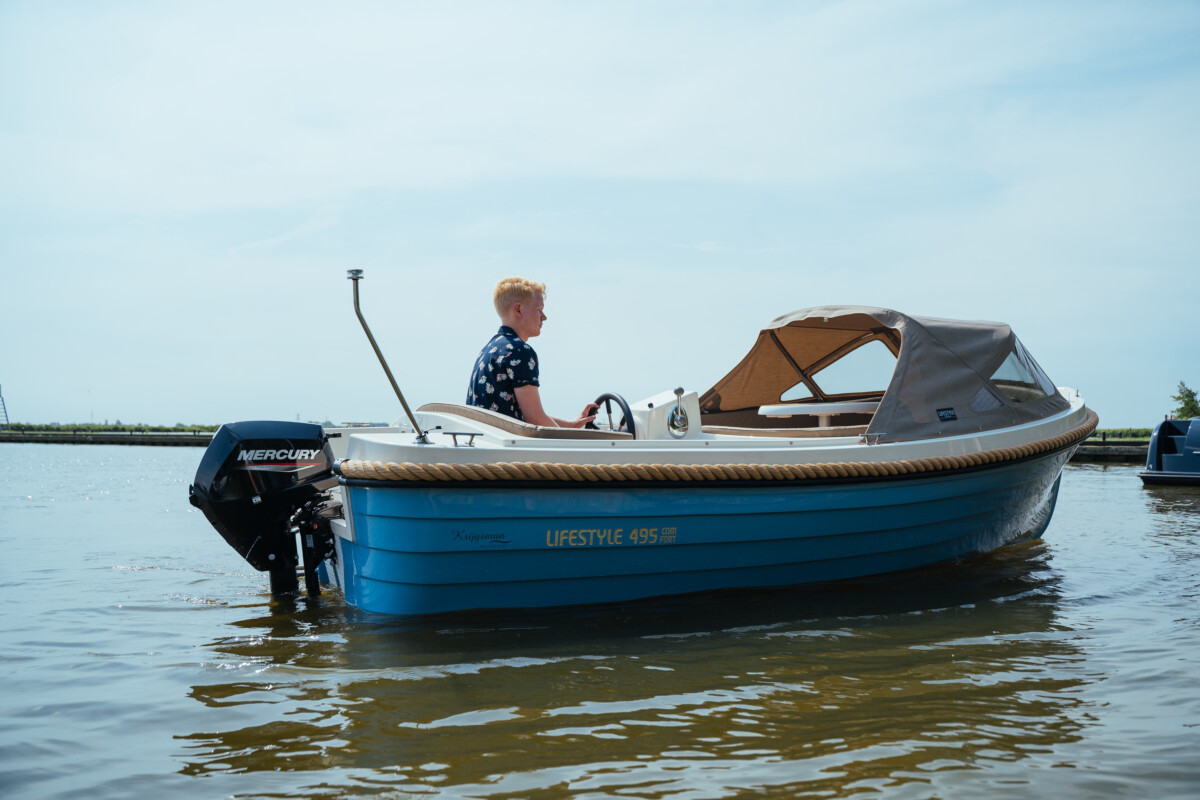 Lifestyle 495 Comfort, blauwe boot vaart op water
