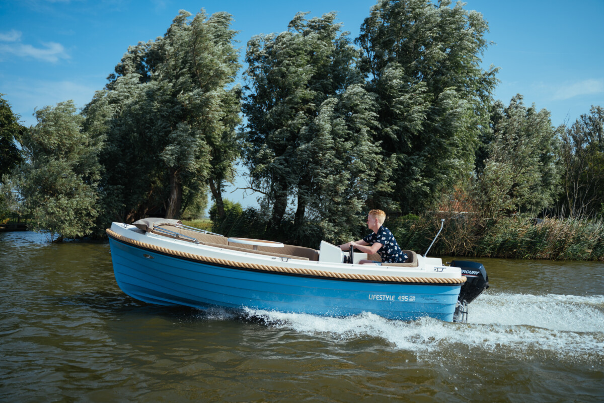 Lifestyle 495 Comfort, blauwe boot varend op water