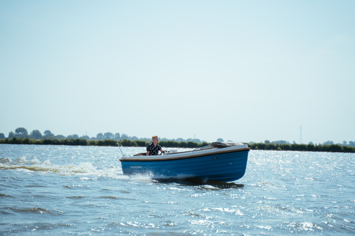 Lifestyle 495 Comfort, blauwe boot varend op water