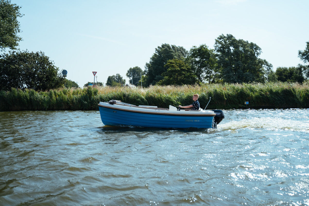 Lifestyle 495 Comfort, blauwe boot varend op water