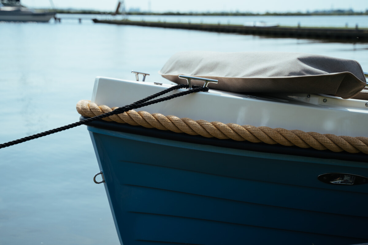 Lifestyle 495 Comfort, boeg van boot met touw