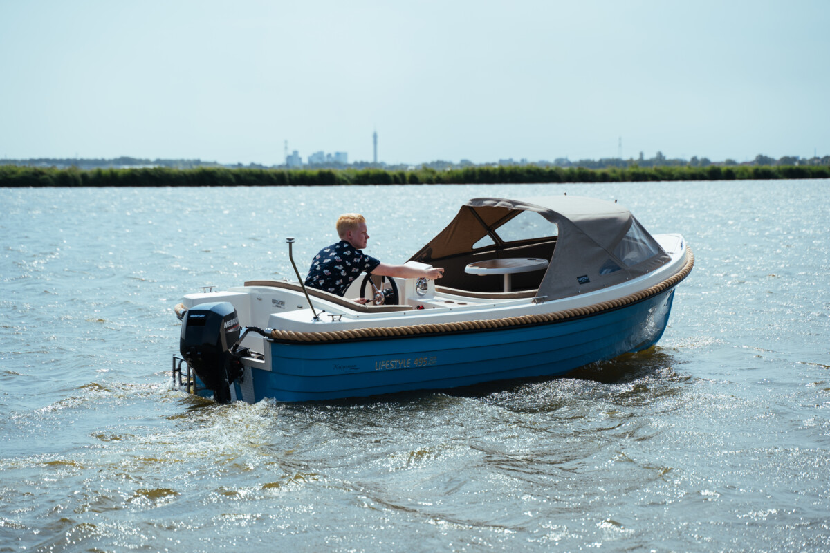 Lifestyle 495 Comfort, boot varend op water