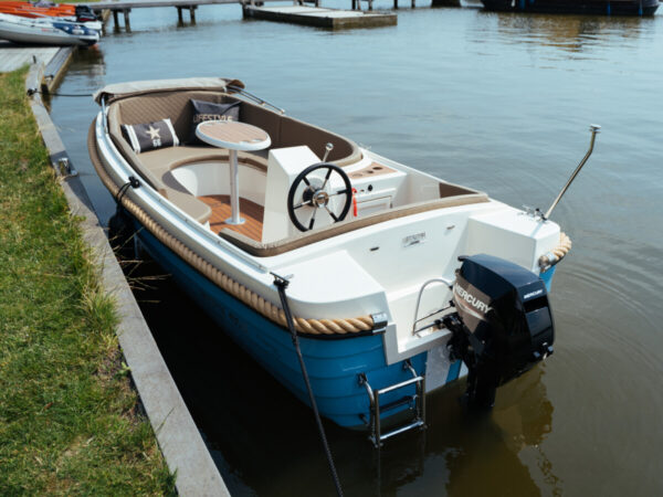 Lifestyle 495 Comfort, sloep afgemeerd aan steiger