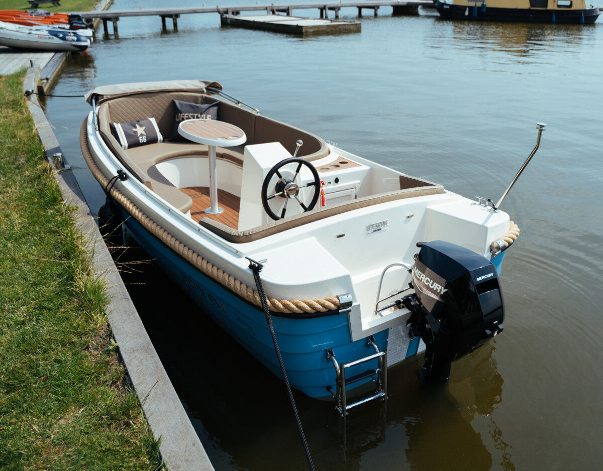 Lifestyle 495 Comfort, sloep afgemeerd aan steiger