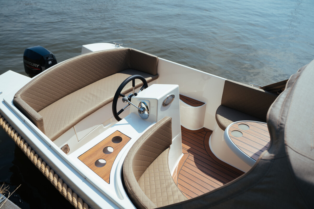 Lifestyle 495 Comfort, cockpit met zitbanken en stuurwiel