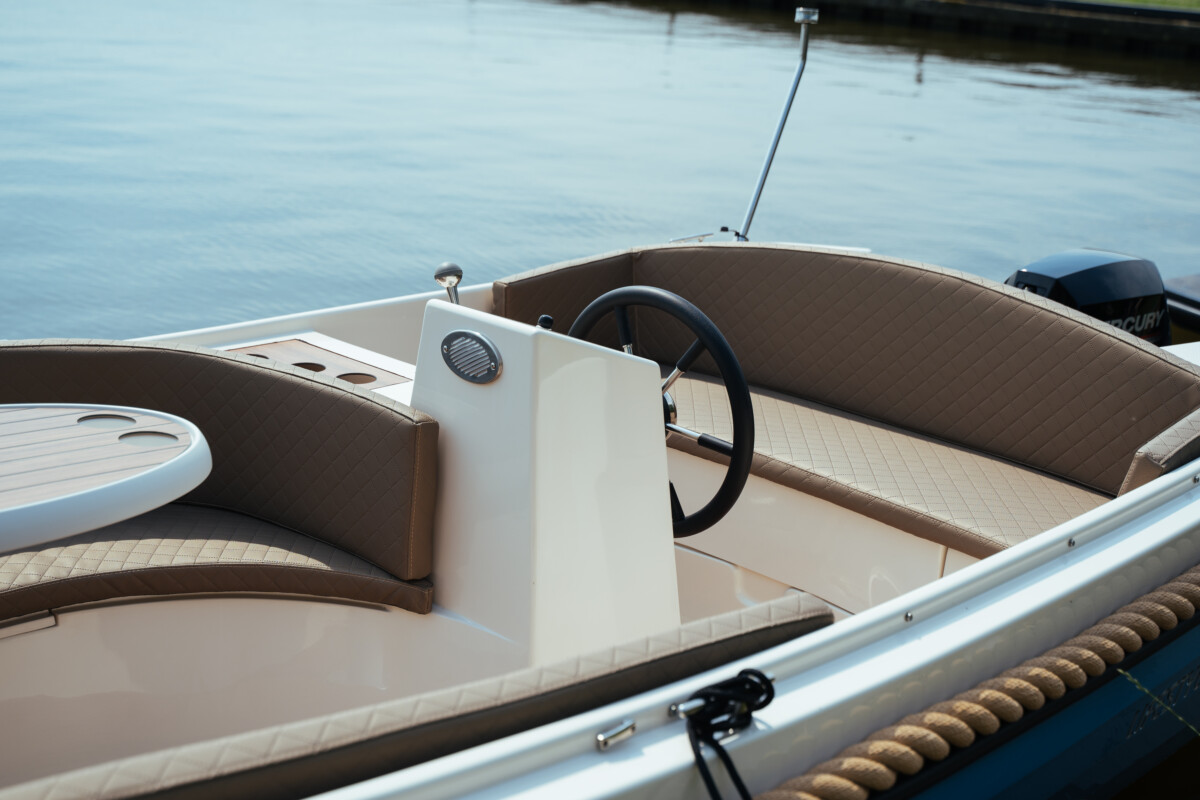 Lifestyle 495 Comfort, stuurstand met zitbanken en tafel