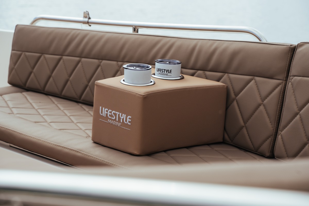Lifestyle 570 e-Tender, bekertjeshouder met zitbank boot
