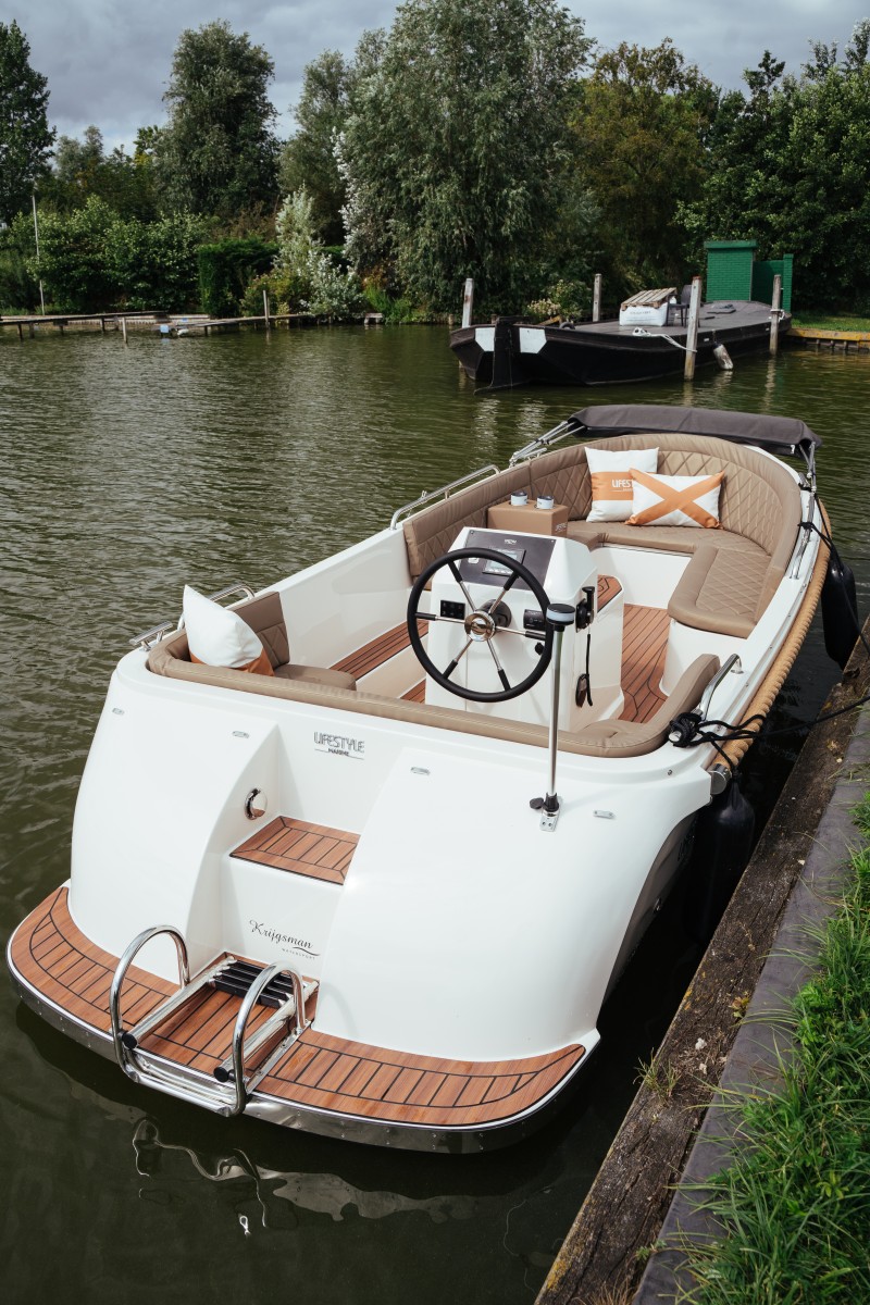 Lifestyle 570 e-Tender, boot afgemeerd aan kade