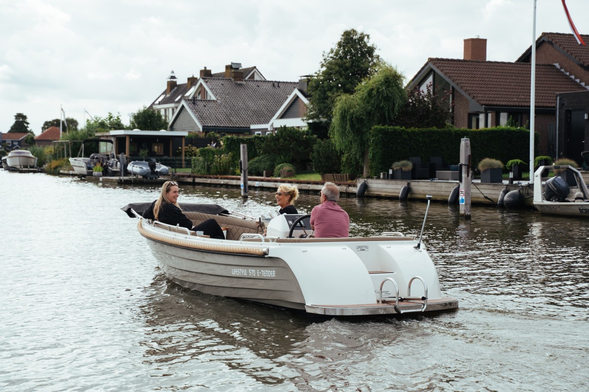 Lifestyle 570 e-Tender, boot met mensen op water