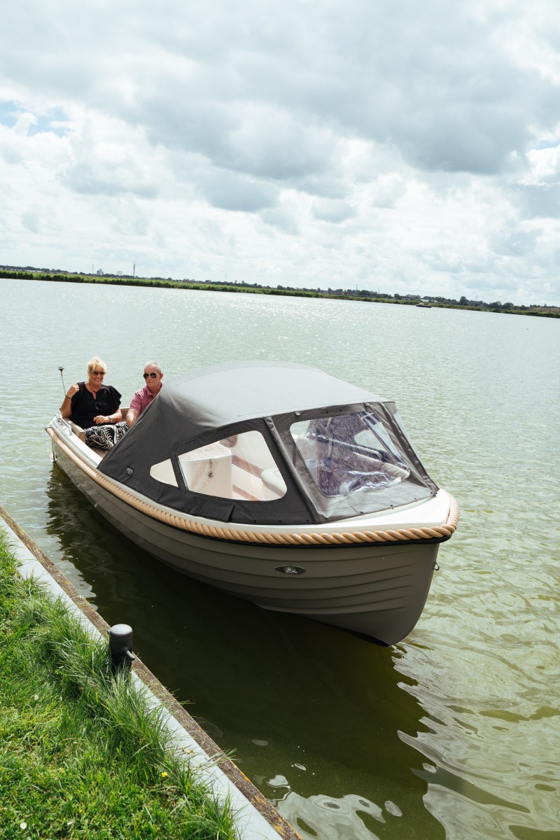 Lifestyle 570 e-Tender, boot met stel op water
