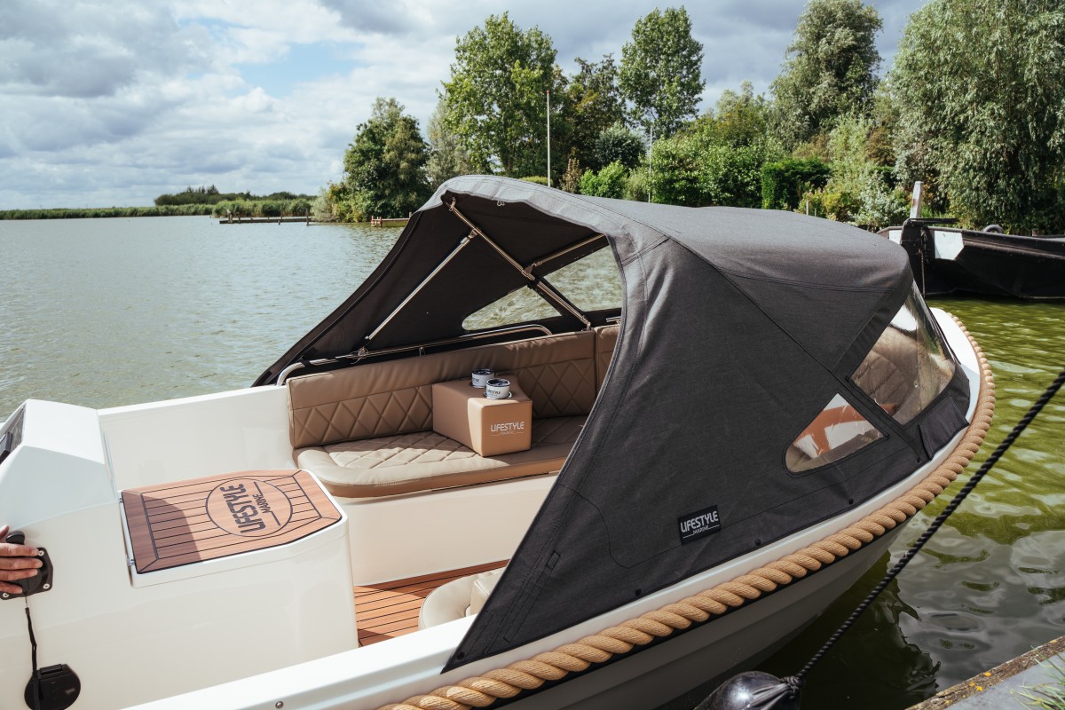 Lifestyle 570 e-Tender, boot met zonnetent aangemeerd