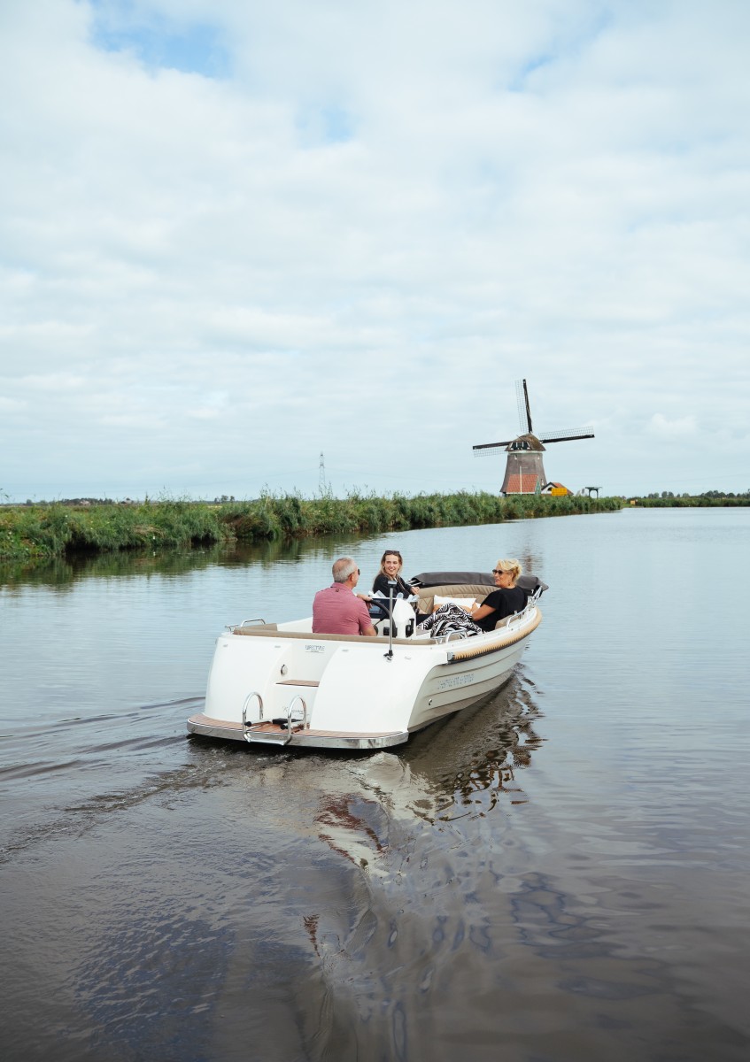 Lifestyle 570 e-Tender, boot vaart bij molen