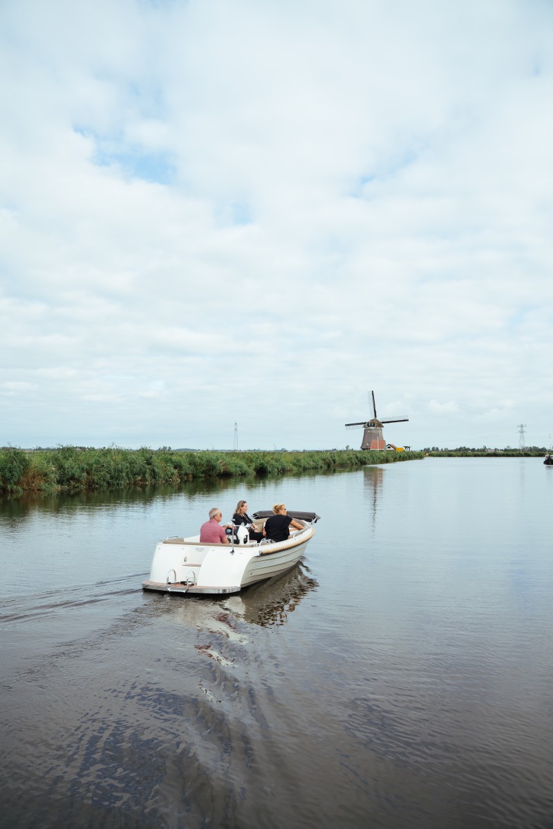 Lifestyle 570 e-Tender, boot varend op kanaal met molen