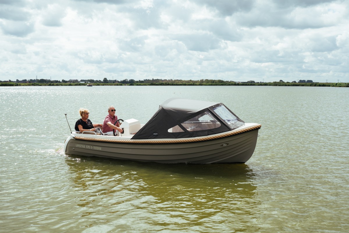 Lifestyle 570 e-Tender, boot varend op meer