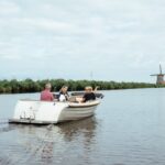 Lifestyle 570 e-Tender, boot varend op water bij molen