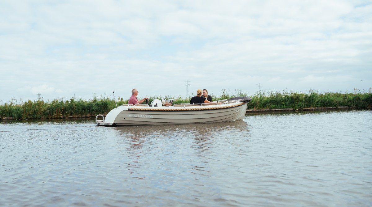Lifestyle 570 e-Tender, boot varend op water