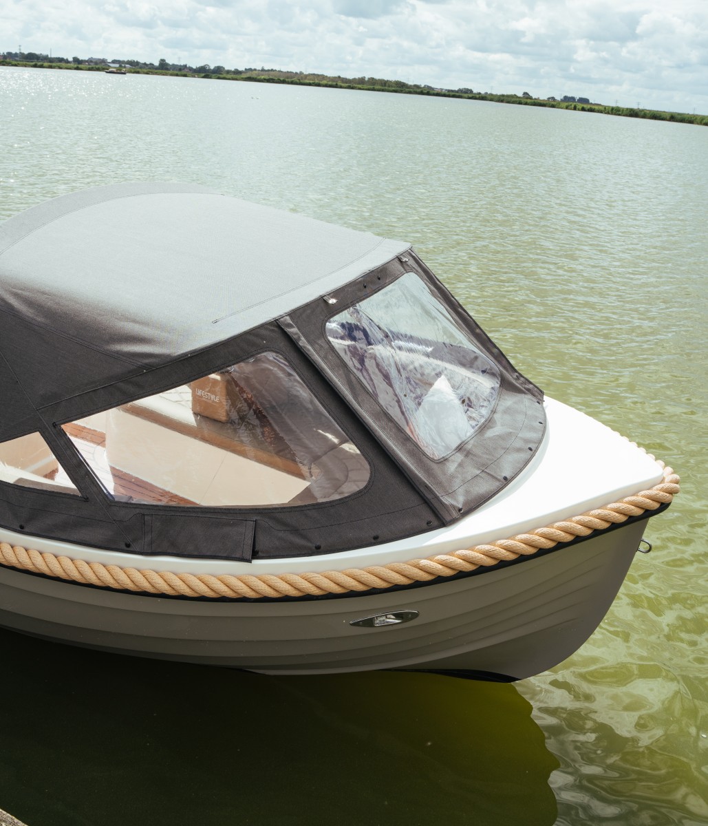 Lifestyle 570 e-Tender, boot voorsteven op water