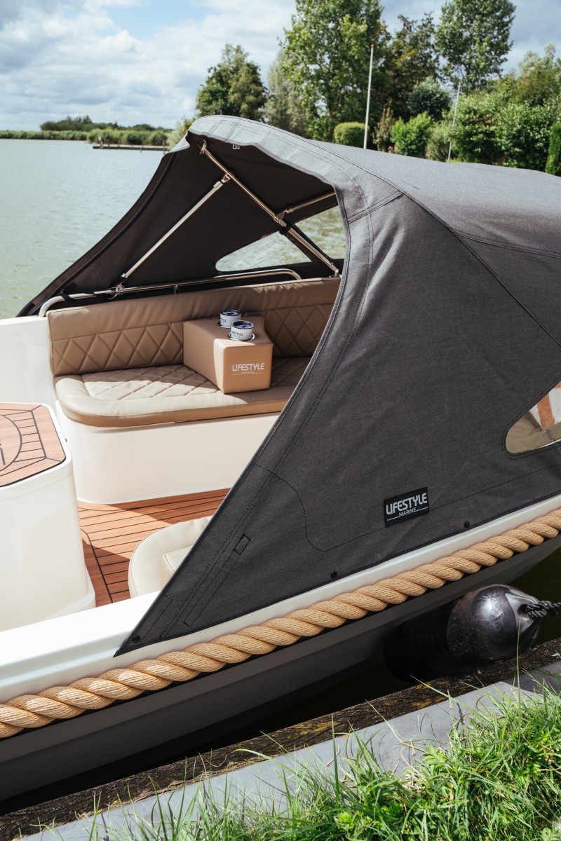 Lifestyle 570 e-Tender, cockpit met kap open