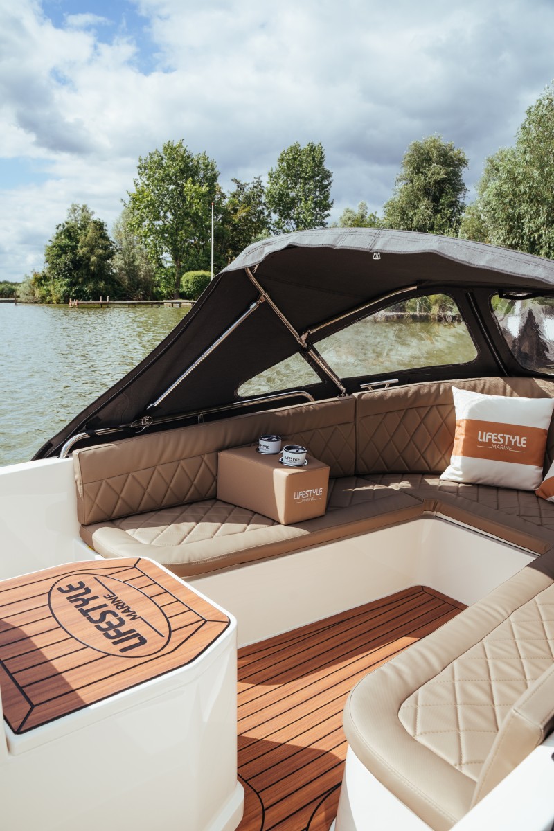 Lifestyle 570 e-Tender, cockpit met zitbank en kussens