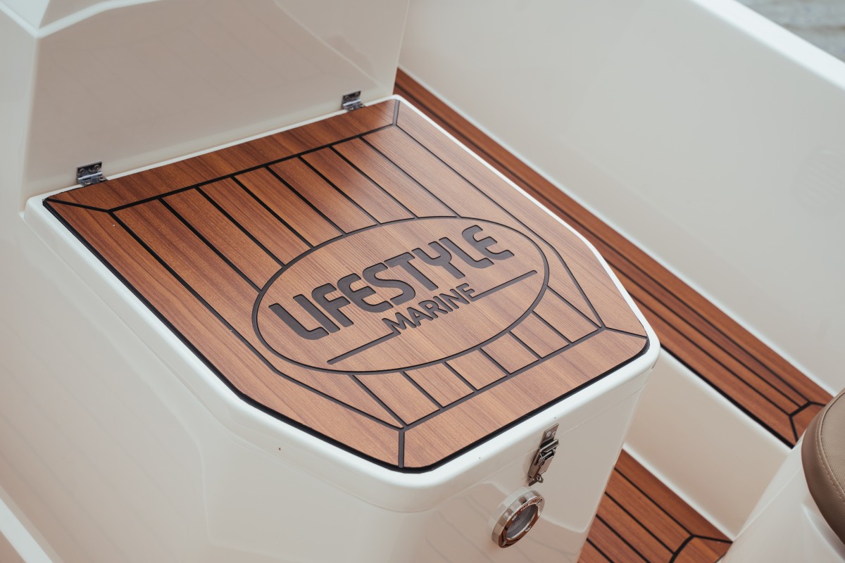 Lifestyle 570 e-Tender, opbergbox met teakhouten deksel