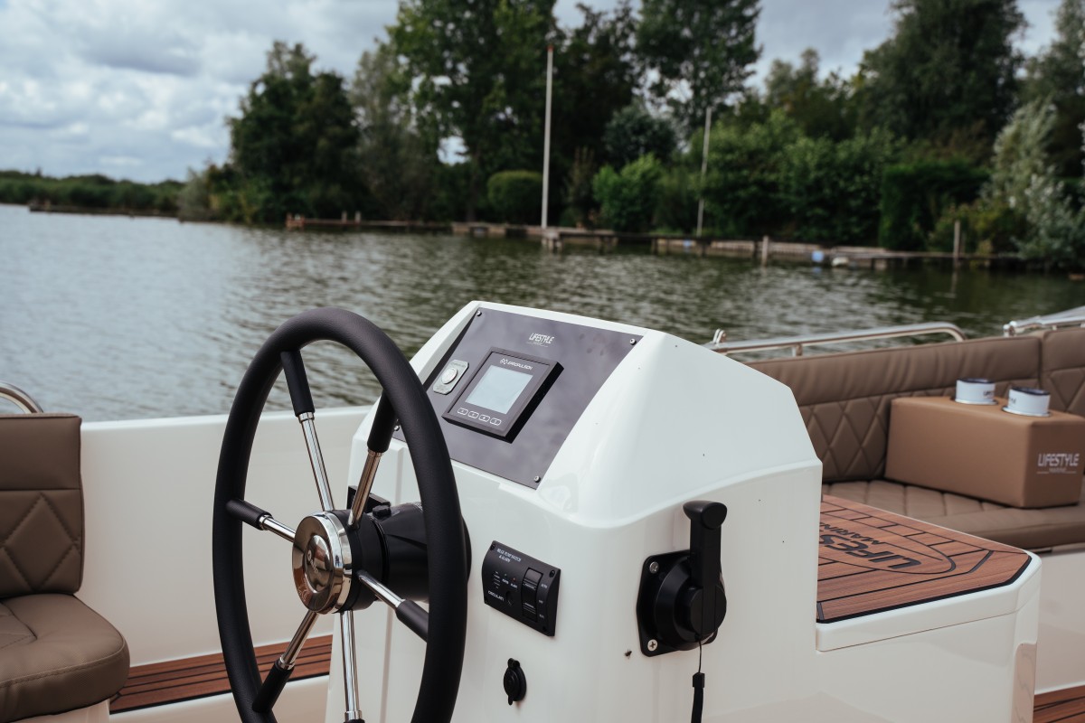 Lifestyle 570 e-Tender, stuurstand met stuurwiel en dashboard