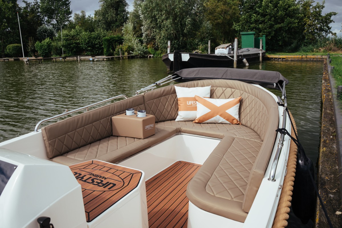 Lifestyle 570 e-Tender, zitbank op boot bij kade
