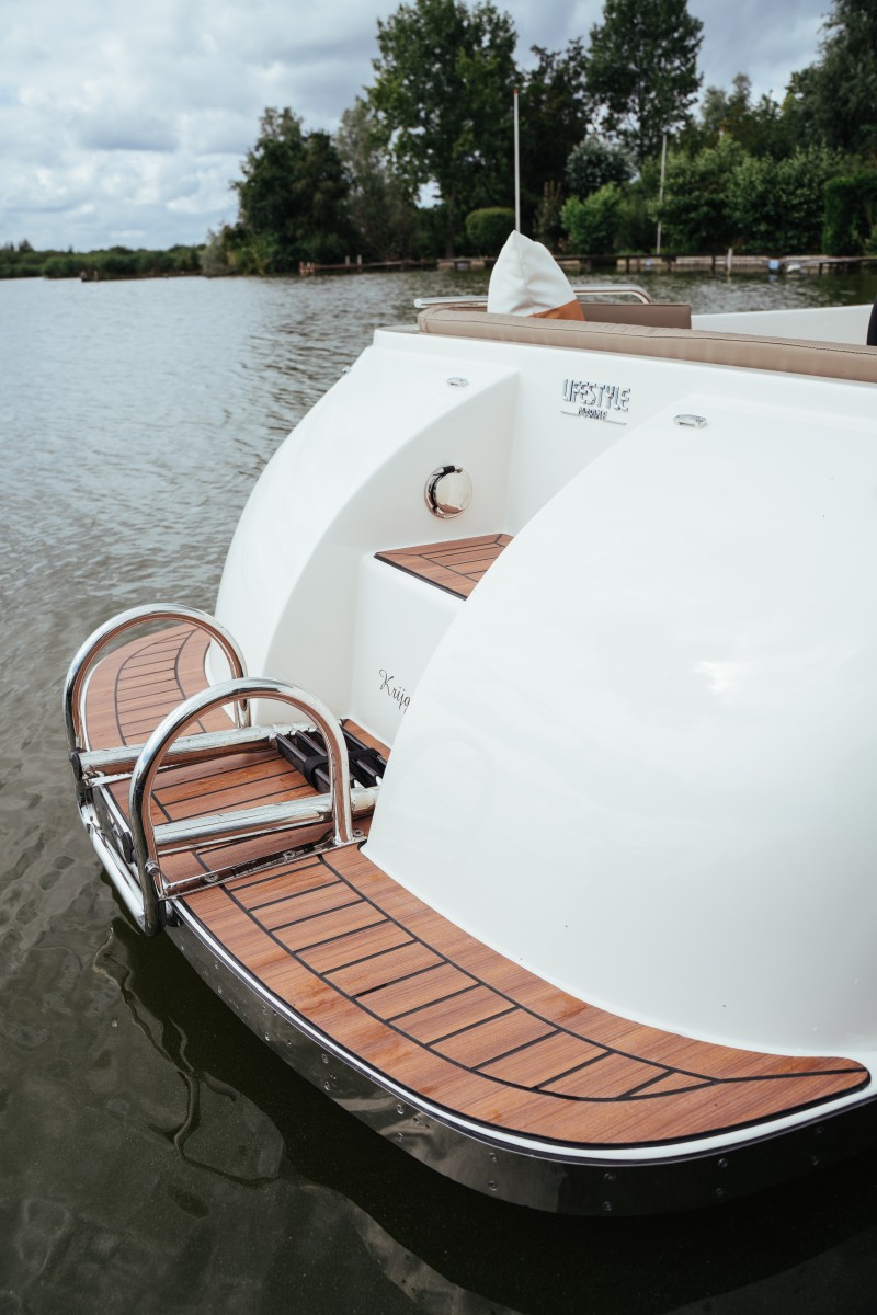 Lifestyle 570 e-Tender, zwemplatform met houten dek