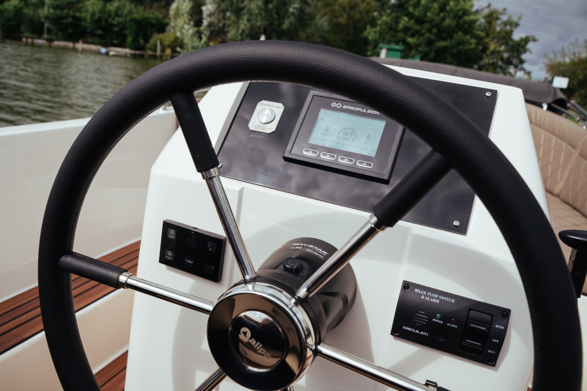 Lifestyle 570 e-Tender, stuurwiel met navigatiescherm dashboard