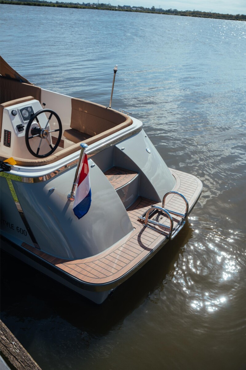 Lifestyle 600 Tender, achterdek boot met nederlandse vlag