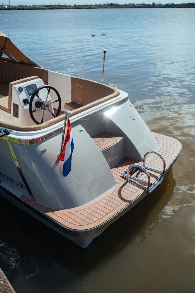 Lifestyle 600 Tender, achterdek boot met vlag