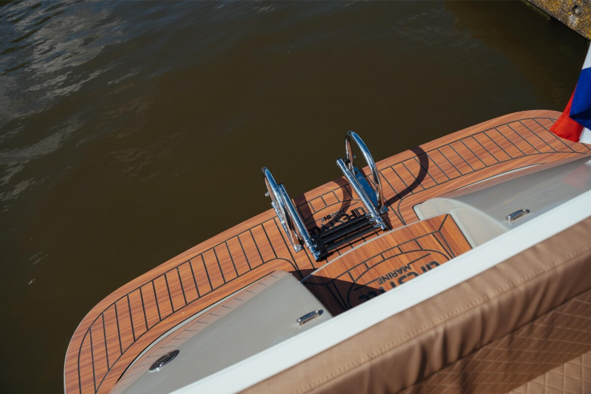 Lifestyle 600 Tender, achterdek boot met zwemtrap