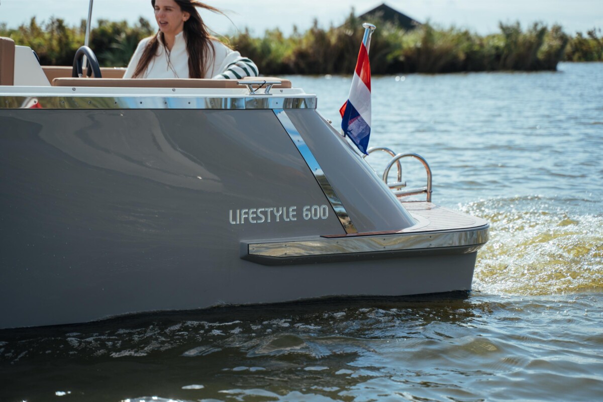 Lifestyle 600 Tender, achterkant boot met nederlandse vlag
