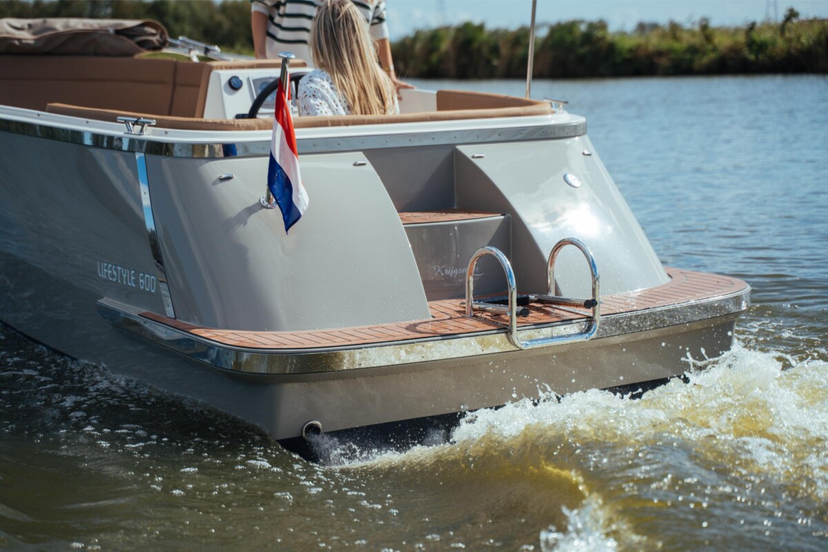 Lifestyle 600 Tender, achtersteven boot met zwemtrap