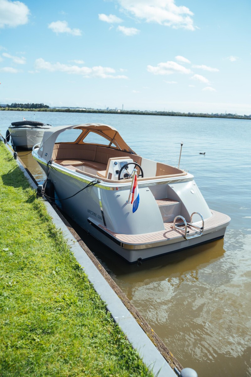Lifestyle 600 Tender, boot afgemeerd aan kade