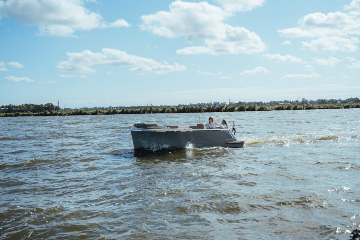 Lifestyle 600 Tender, boot varend op rivier