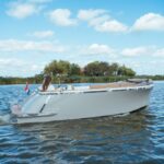 Lifestyle 600 Tender, boot varend op water