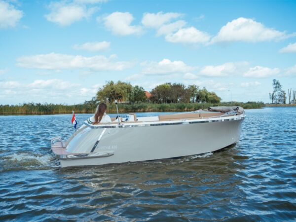Lifestyle 600 Tender, boot varend op water