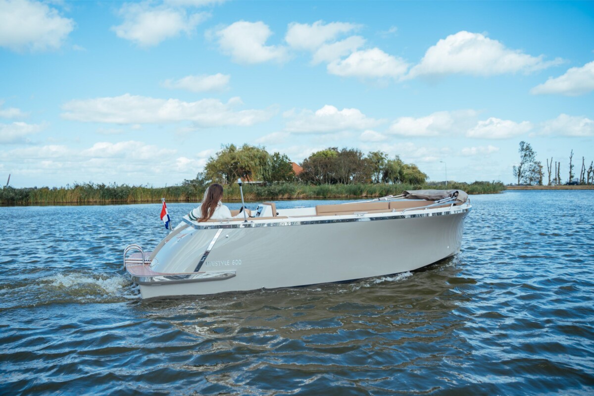 Lifestyle 600 Tender, boot varend op water