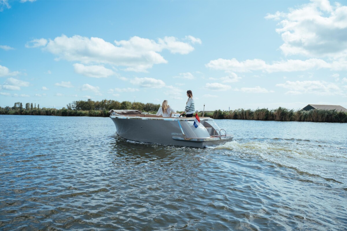 Lifestyle 600 Tender, boot varend op water
