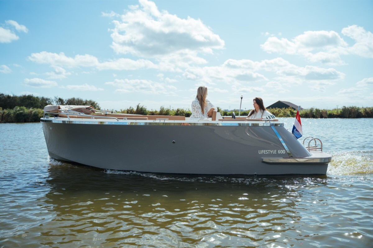Lifestyle 600 Tender, boot varend op water