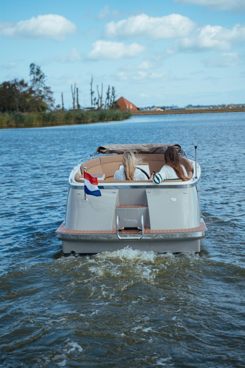 Lifestyle 600 Tender, boot varend op water