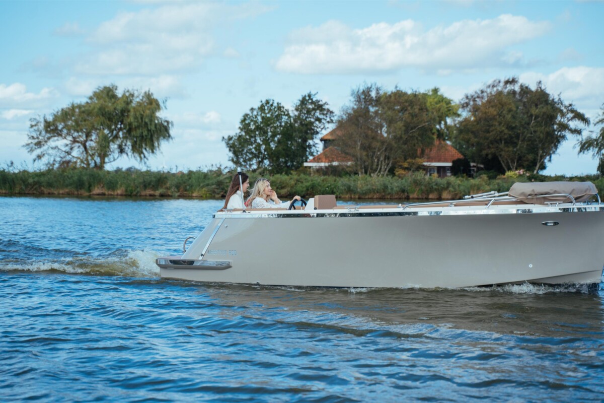 Lifestyle 600 Tender, boot varend op water