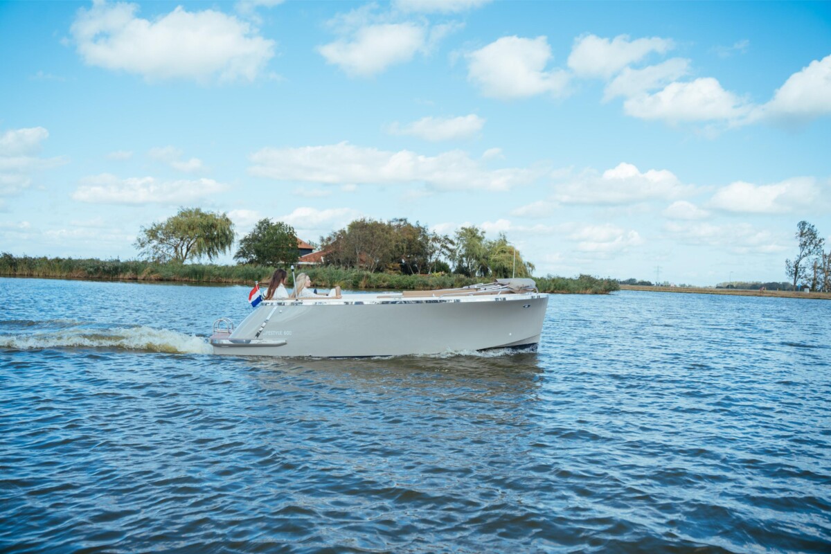 Lifestyle 600 Tender, boot varend op water
