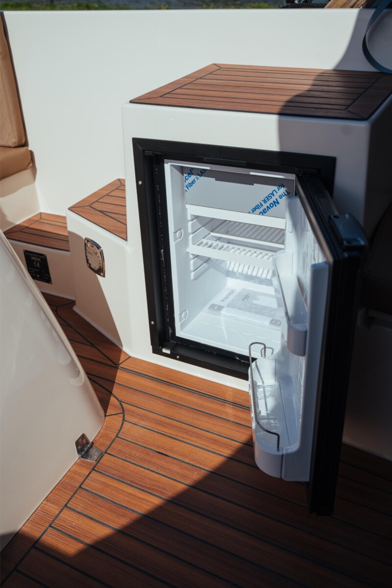 Lifestyle 600 Tender, ingebouwde koelkast op boot