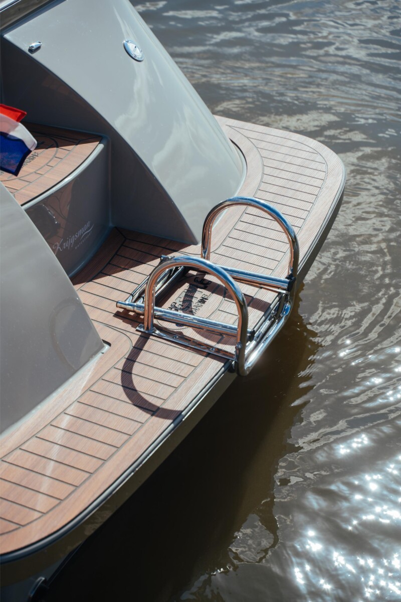 Lifestyle 600 Tender, zwemtrap op boot achterdek