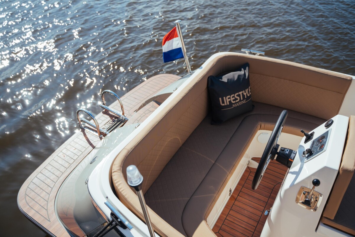 Lifestyle 600 Tender, cockpit met stuurwiel en kussen