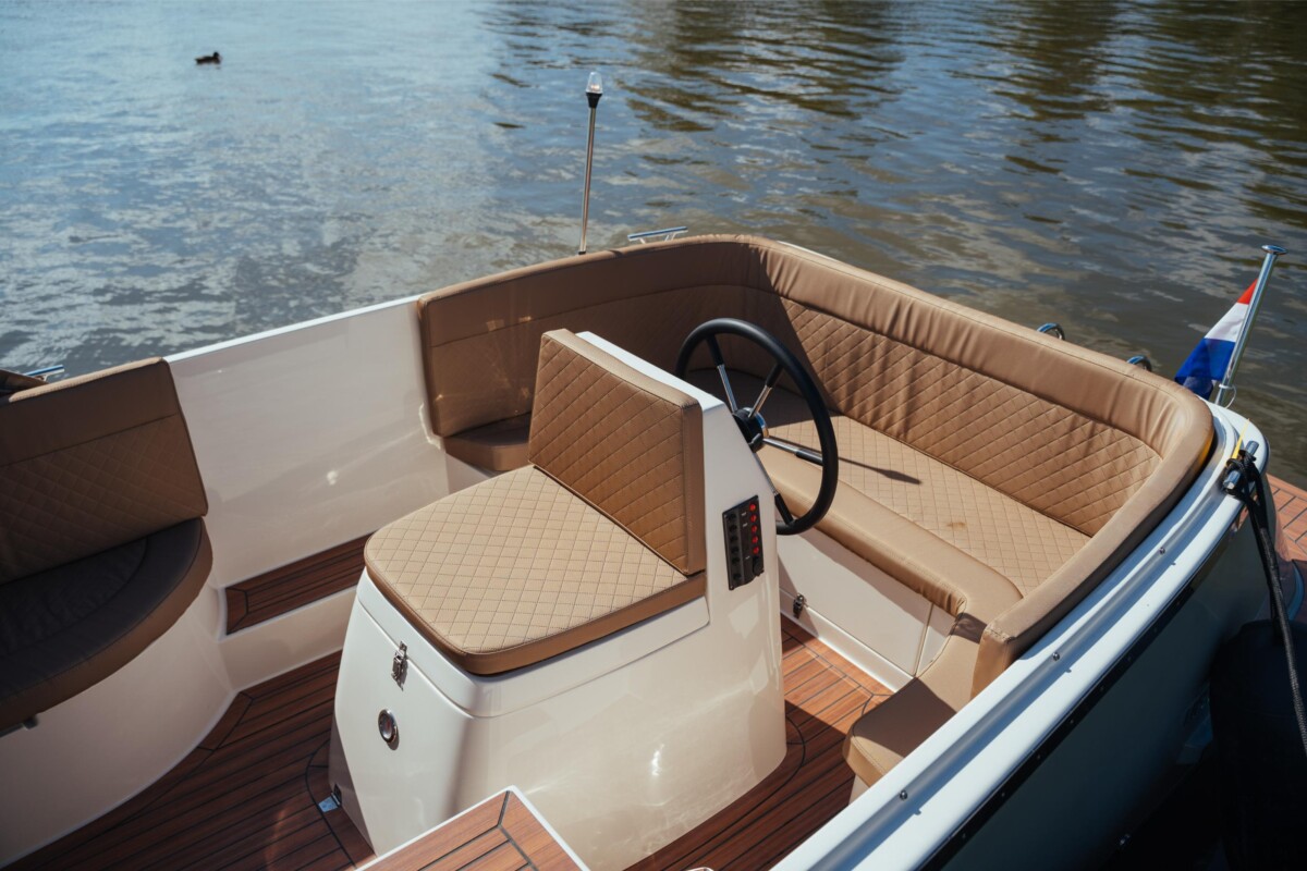 Lifestyle 600 Tender, cockpit met stuurwiel en zitbanken
