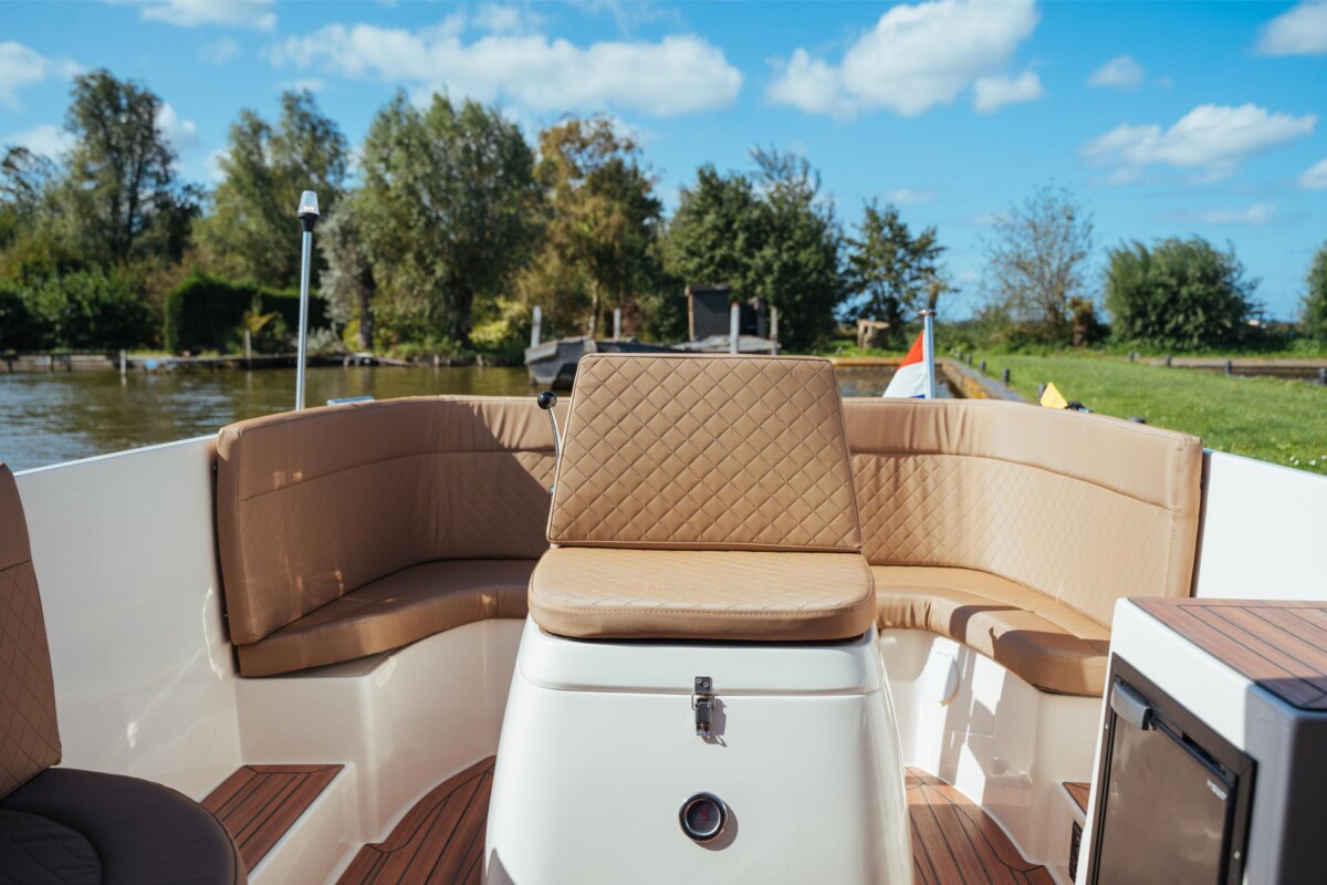Lifestyle 600 Tender, cockpit met zitbank en tafel