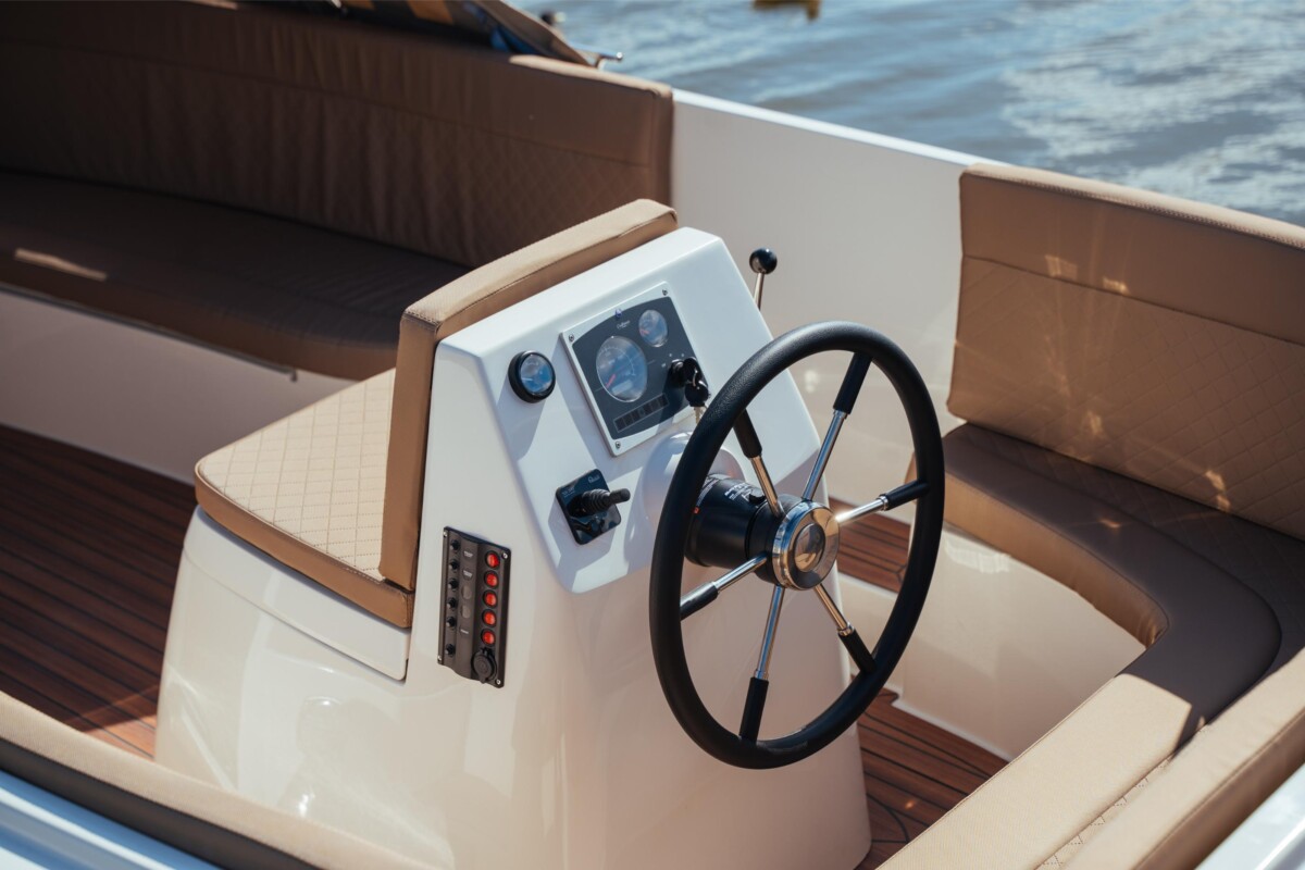 Lifestyle 600 Tender, stuurstand met stuurwiel en dashboard